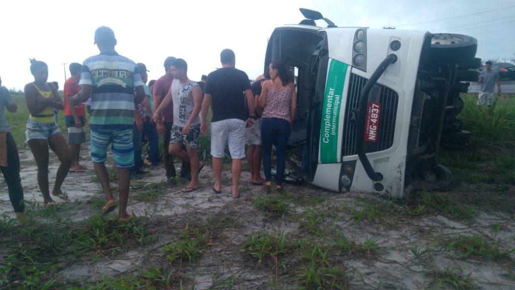 Tombamento deixa feridos na AL-101 SUL