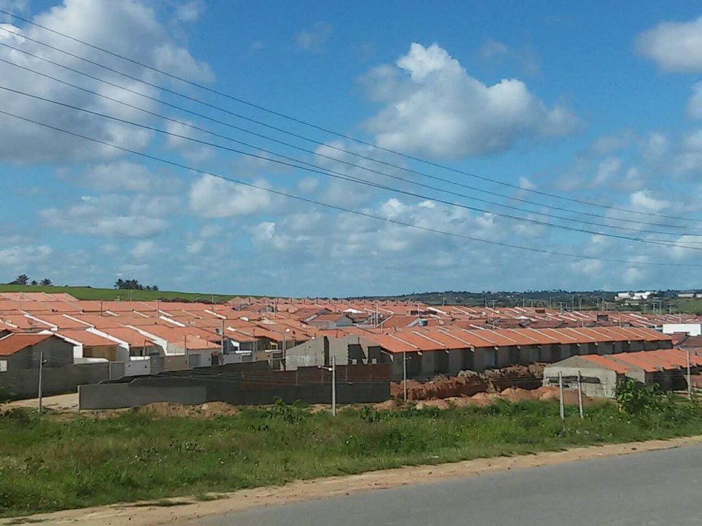 Elementos assaltam van e fogem por residêncial