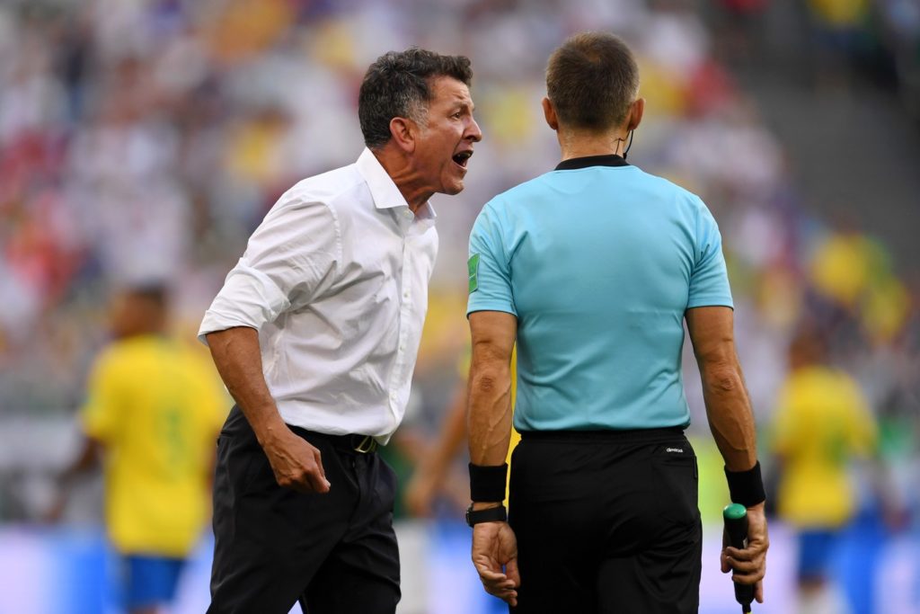 Osorio reclama de juiz e cita tempo perdido com “um só jogador”: “Vergonha”
