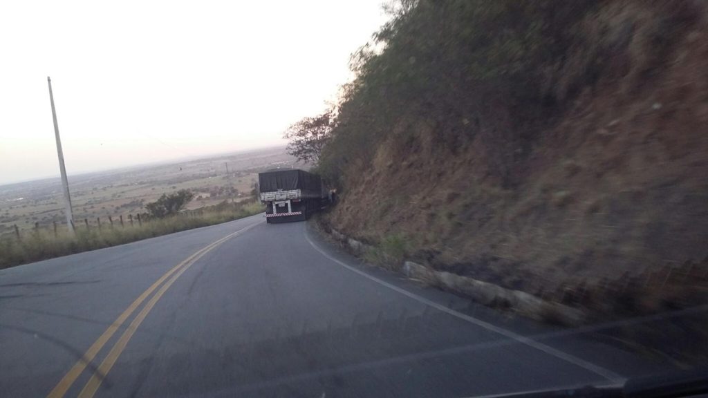 Bandidos atacam ônibus e assaltam sulanqueiros