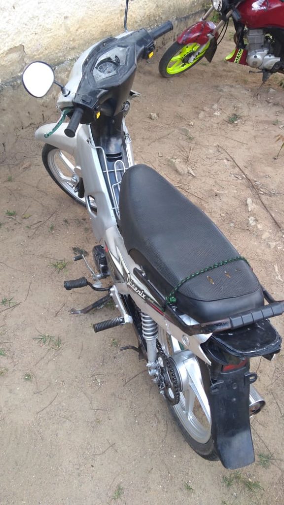 Homem é tentando vender uma moto roubada na feira de carros e moto