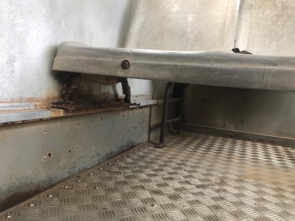 Operação identifica ônibus irregulares e caminhões utilizados em transporte Pau de Arara