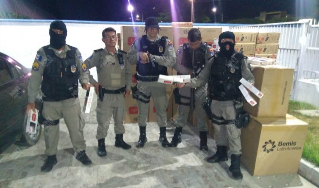 PM prende suspeitos de contrabando e apreende 193 caixas de cigarros na AL-220, em Batalha