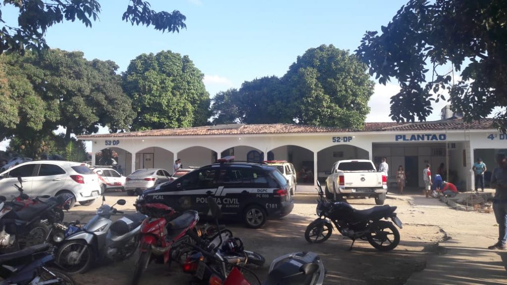 Homem tentar se esconder da polícia em Arapiraca mas é preso por tráfico