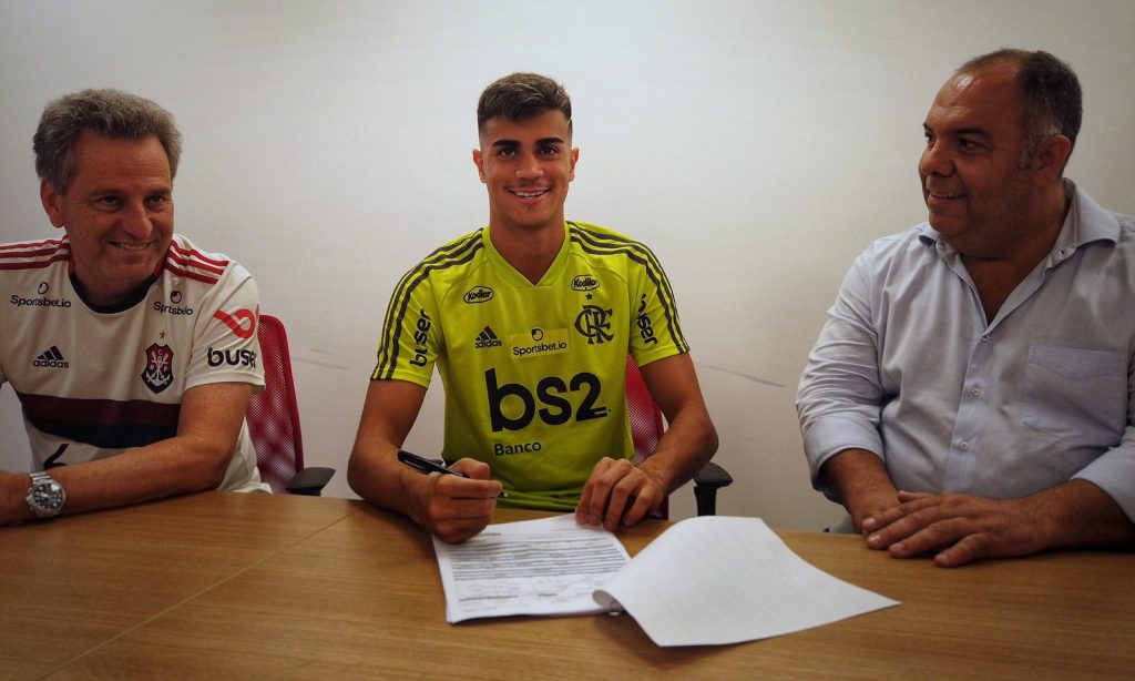 Reinier assina renovação com o Flamengo até 2024