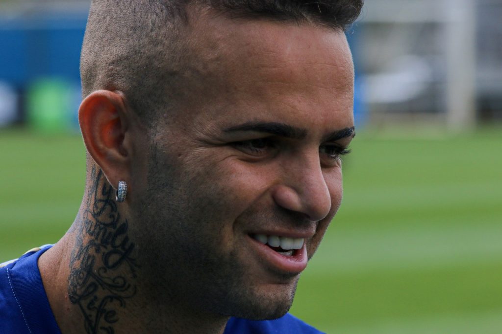 Corinthians e Grêmio ficam perto de acerto, e Luan deve assinar contrato