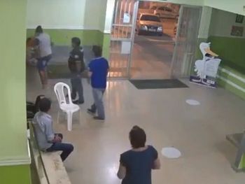 Câmeras flagram homem agredindo mulher dentro de hospital, em AL