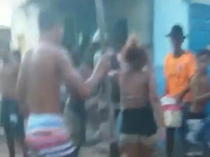 VÍDEO: Mulher acusada de ser informante da polícia é espancada