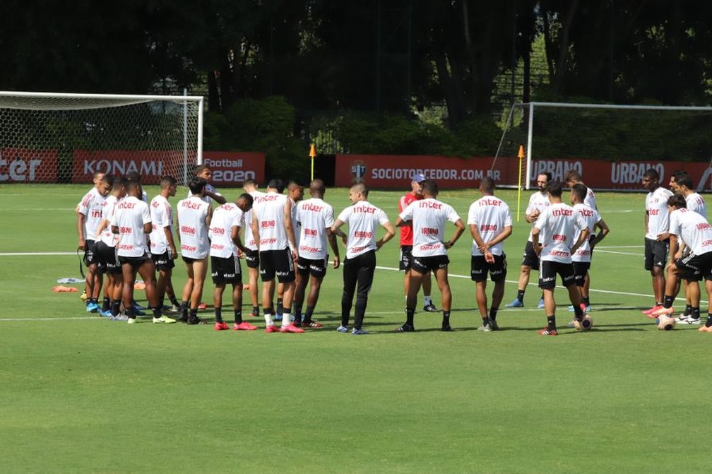 Jogadores do São Paulo reclamam de corte maior nos salários e atrasos