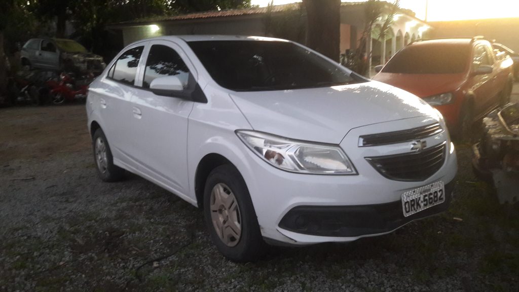 Carro utilizado por assaltantes que invadiram loja de joias em Arapiraca e cometeram roubo é localizado