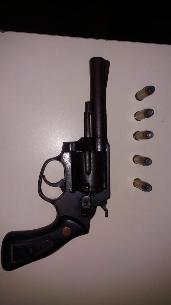 ARMA DE FOGO E MUNIÇÕES SÃO APREENDIDAS APÓS ACIDENTE DE TRÂNSITO EM ARAPIRACA