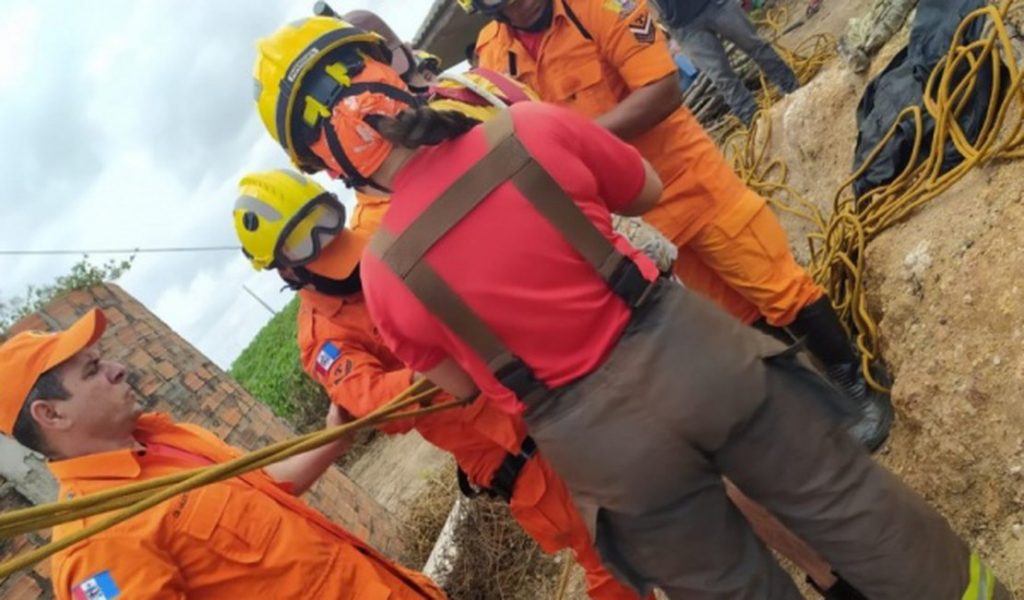 Bombeiros salvam rapaz que caiu em cacimba no agreste