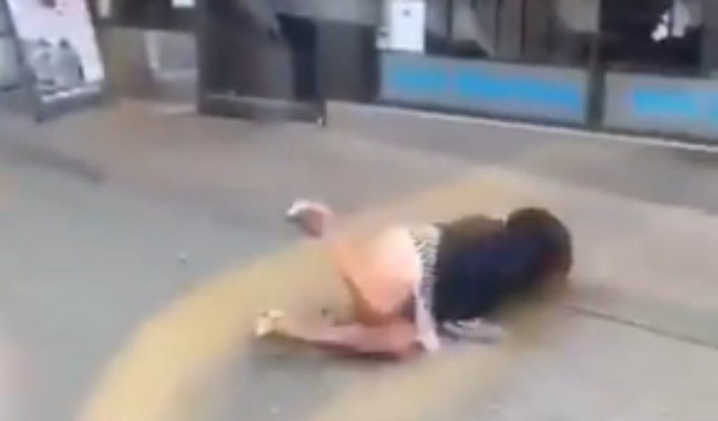 VÍDEO. MULHER COSPE EM ROSTO DE PASSAGEIRO E ACABA EMPURRADA DE ÔNIBUS