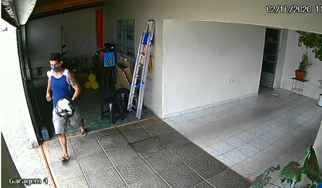 Câmera flagra homem furtando capacete de garagem