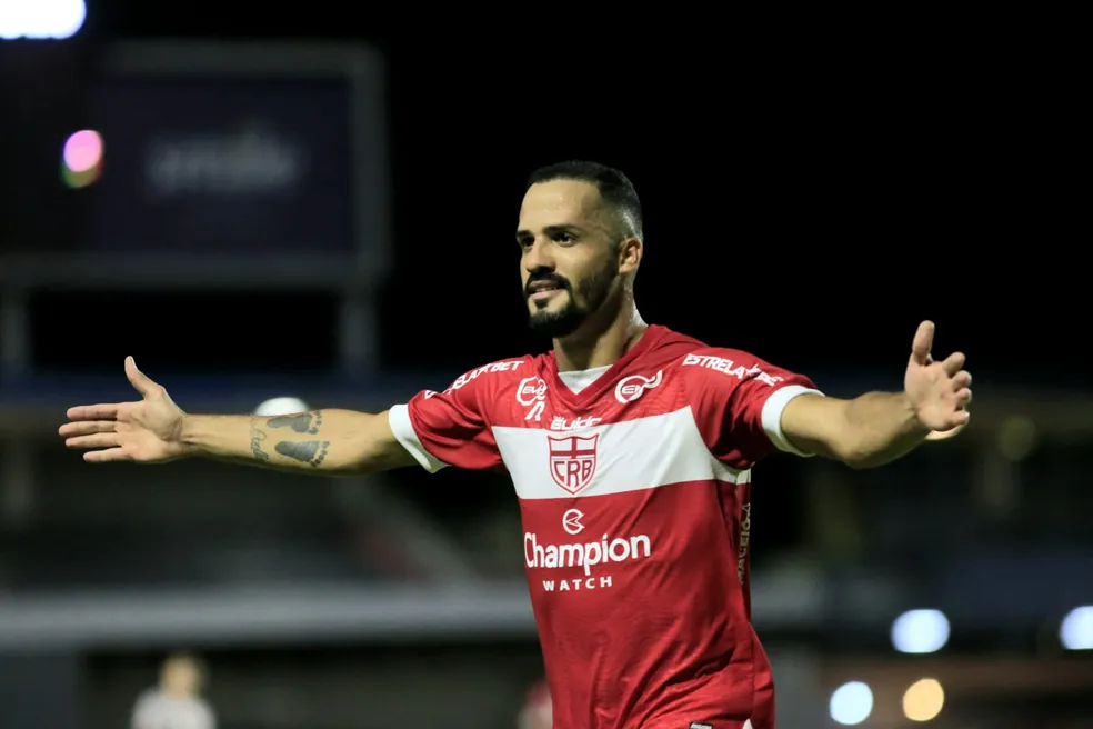 Anselmo Ramon volta a treinar e deve ficar à disposição do CRB para enfrentar o Vitória