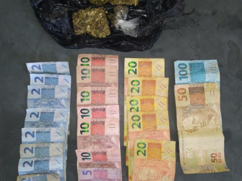 Abordagem a dupla de motocicleta resulta em prisão por tráfico de drogas em Penedo