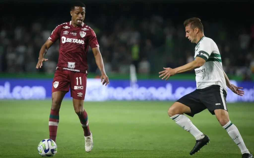 Fluminense perde para o Coritiba e continua fora do G4 do Brasileirão