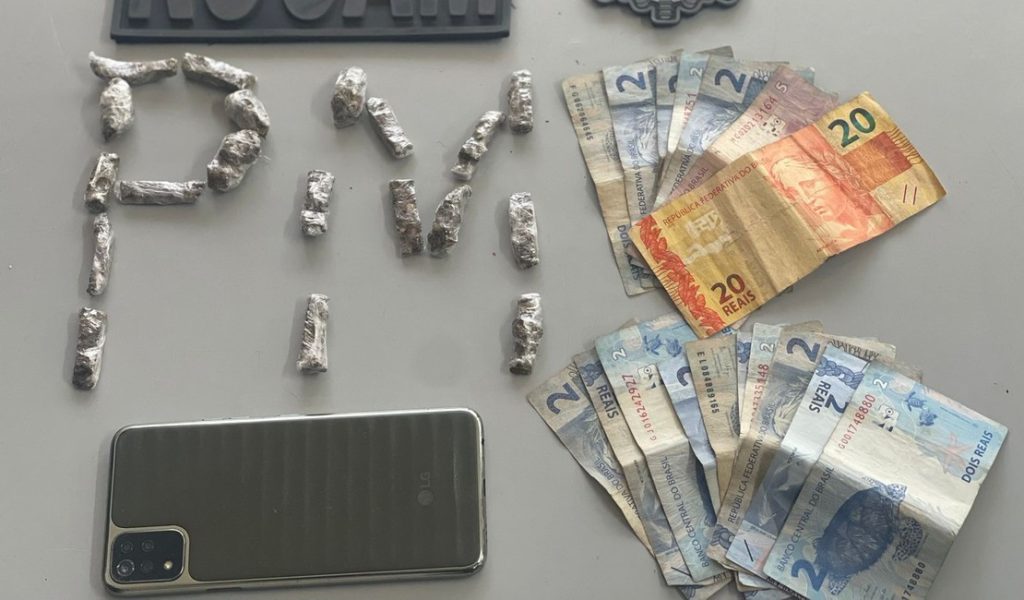 Adolescente é levado para a delegacia após ser flagrado traficando drogas em Arapiraca