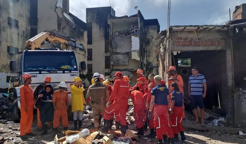 Corpos de mãe e dois filhos são encontrados abraçados e sobe para 14 o número de mortos em desabamento de prédio em Pernambuco