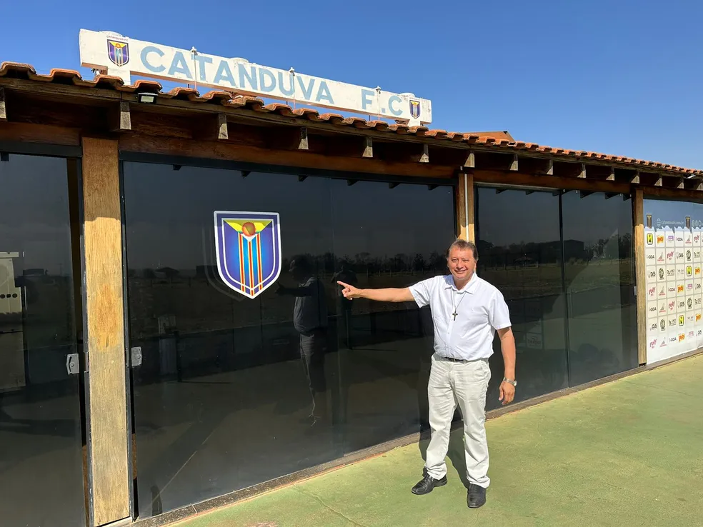 Sacerdote, prefeito e dono de time: conheça o padre que une religião, política e futebol no interior de SP