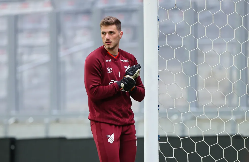 Bento tem lesão confirmada pelo Athletico, é cortado da Seleção e Lucas Perri é convocado