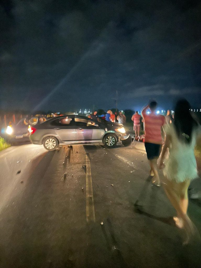 Colisão entre carro e moto deixa um morto e dois feridos na AL-485