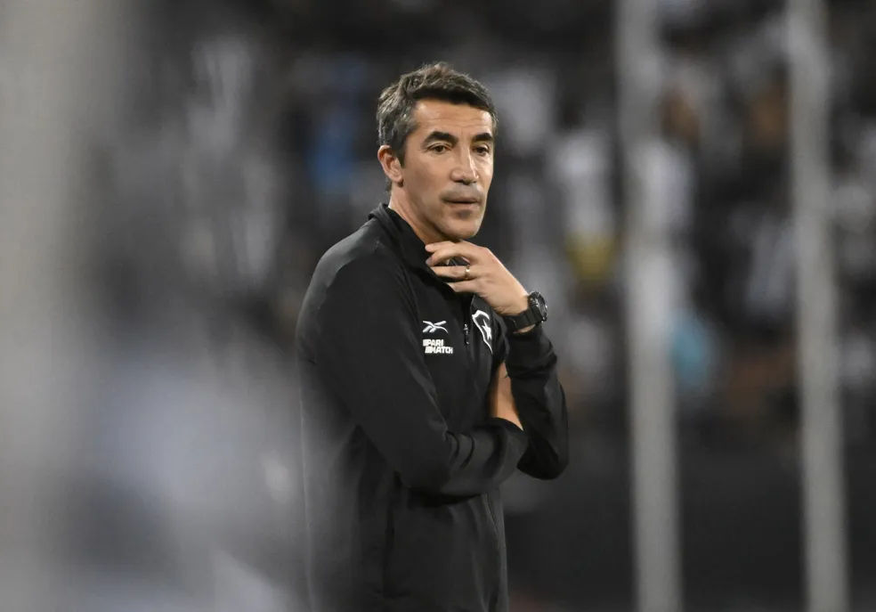 Bruno Lage, do Botafogo, coloca cargo à disposição após derrota no clássico; Vai permanecer