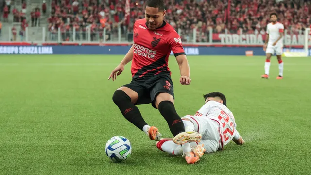 Com gol no fim, Athletico-PR vence o Inter e entra no G-6 do Brasileirão