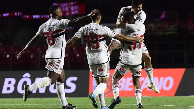 São Paulo vence Coritiba e reage no Brasileiro após título da Copa do Brasil