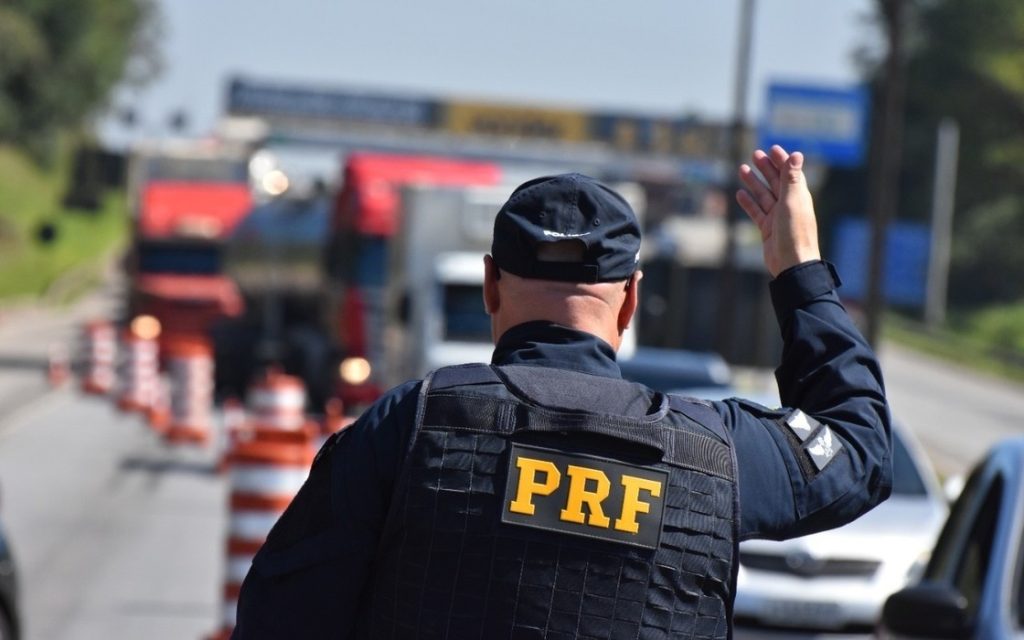 Ação policial prende homem foragido da justiça viajando em ônibus em Alagoas