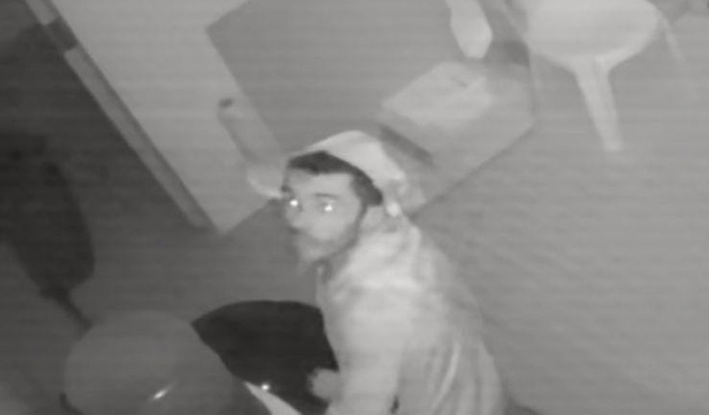 Câmera de segurança flagra homem cometendo furto em gráfica