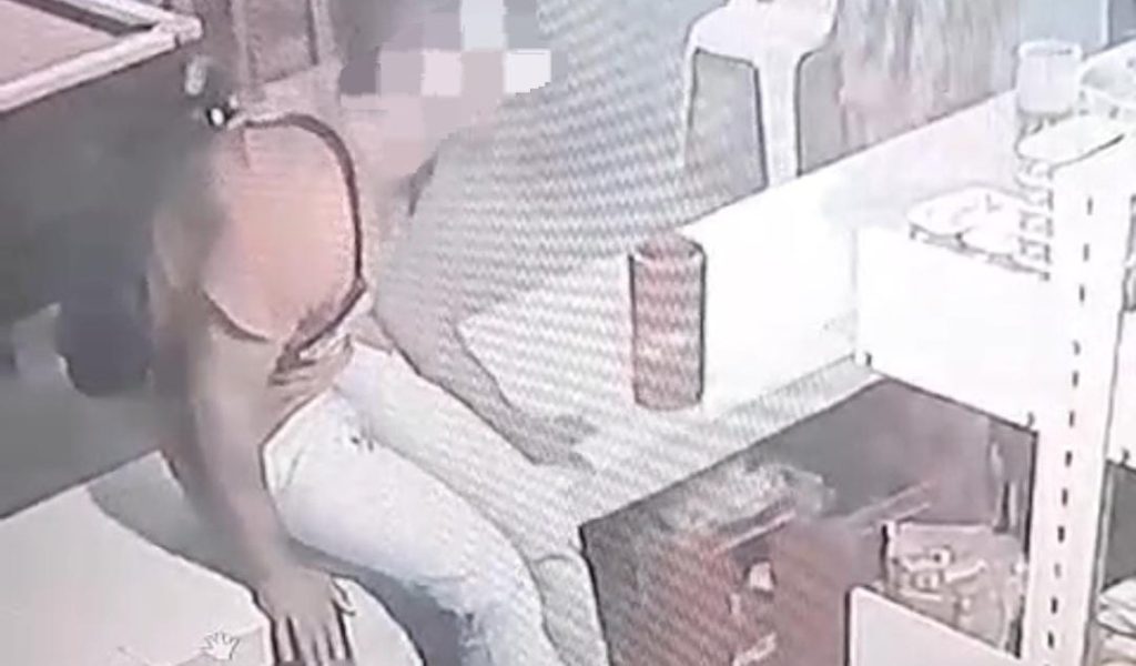 Câmera flagra homem furtando celular de dentro de mercadinho