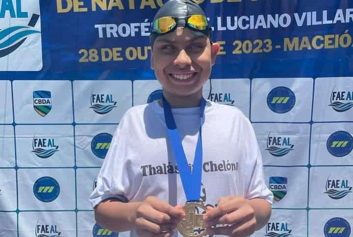Atleta paralímpico arapiraquense conquista medalha de ouro no Alagoano de Natação em Maceió