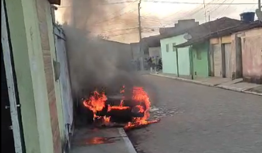 Homem coloca fogo no carro de vizinho após ser denunciado por causa de som alto