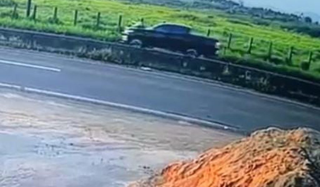 Câmera registra momento em que motorista atinge casal de ciclistas em Arapiraca; militar morreu no acidente