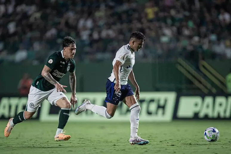 Cruzeiro marca nos acréscimos, vence o Goiás e deixa o Z4 do Brasileirão