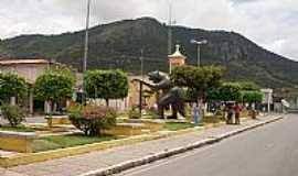 Homem ameaça cantora com arma durante confraternização após ela parar música no meio