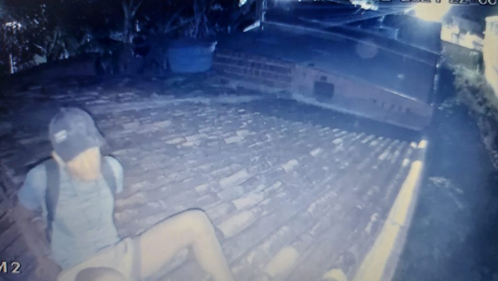 Homem invade oficina pelo telhado e furta objetos; suspeito fugi e polícia tenta identifica-lo