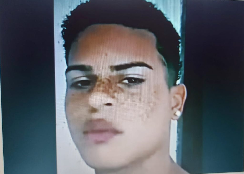 Adolescente morto em frente à escola entrou em briga generalizada para defender amigo, diz PC