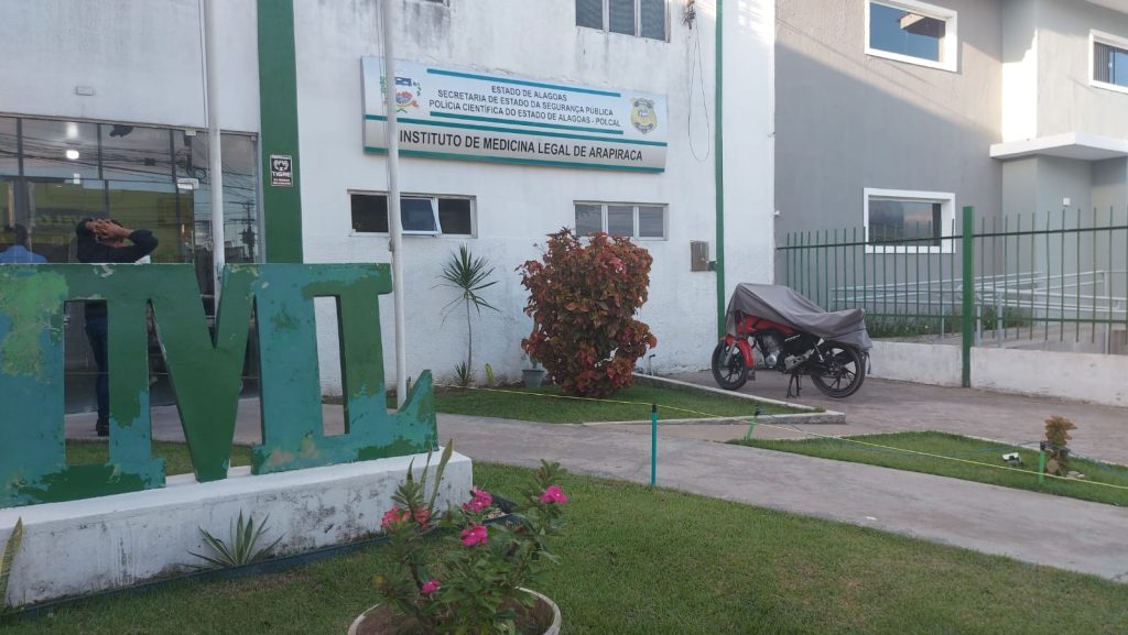 Mais um acidente de carro deixa uma pessoa morta e outra ferida no interior