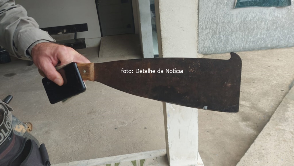 Mulher é agredida com espingarda e ameaçada com foice pelo companheiro após participar de “aulão” de academia